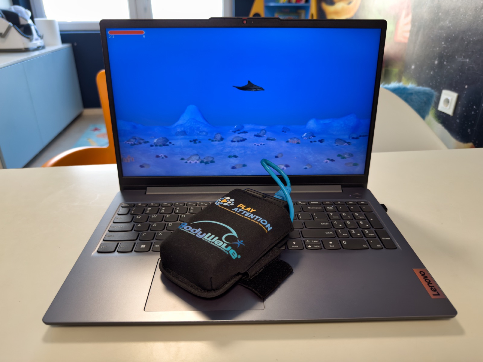 Play Attention sistem - softver na računaru i BodyWave senzor u radnom prostoru