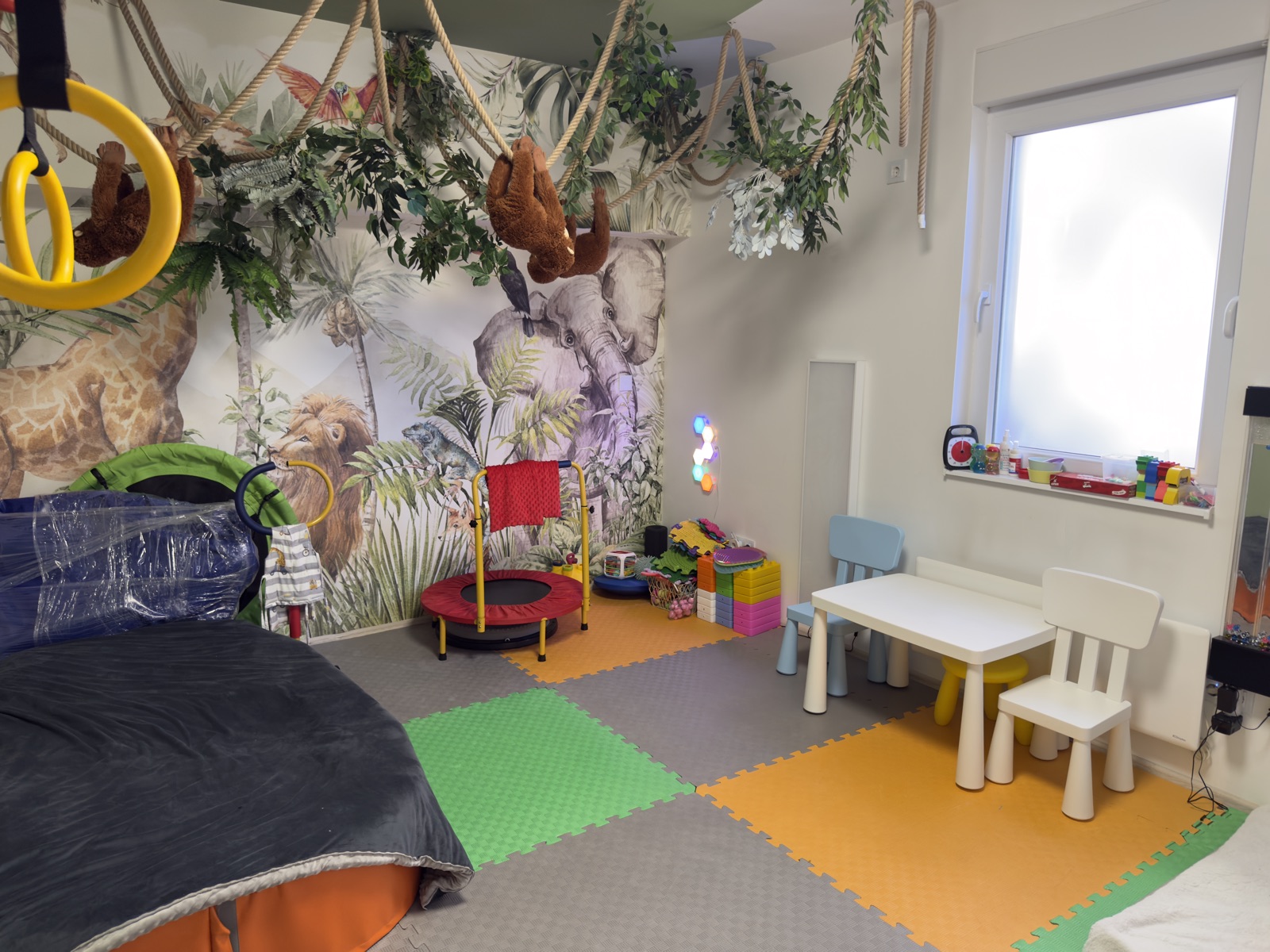 Senzorna soba sa džungla motivom, trampolinom i mekom podlogom za igru
